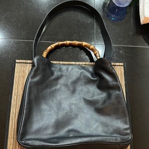 GUCCI bamboo leather series, this was usually made in canvas or suede.